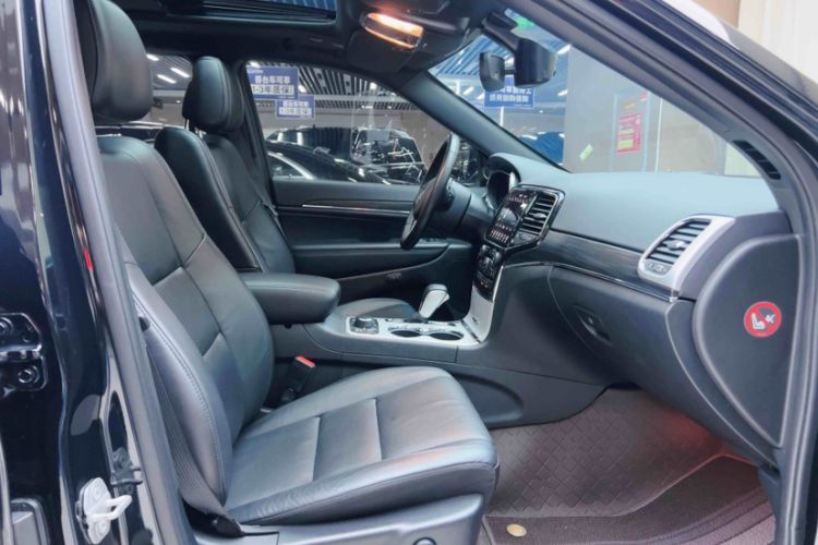 Used Jeep Grand Cherokee 2020 3.0L Elite Navigation Edition Interior 9