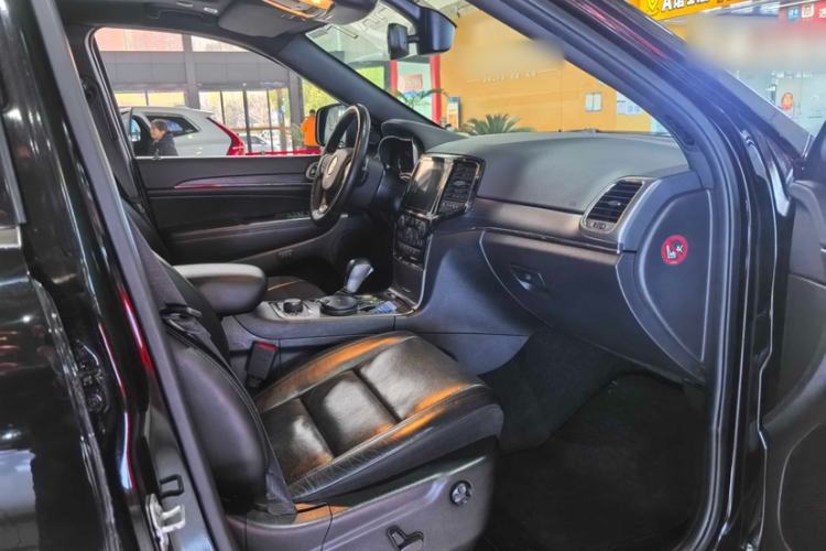 Used Jeep Grand Cherokee 2020 3.0L Elite Navigation Edition Interior 9