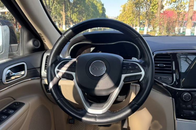Used Jeep Grand Cherokee 2020 3.0L Elite Navigation Edition Interior 9