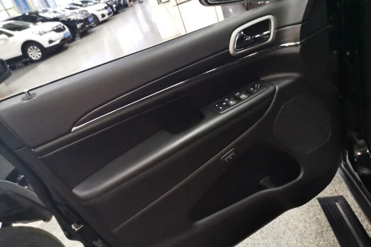 Used Jeep Grand Cherokee 2020 3.0L Elite Navigation Edition Left Front Door Interior