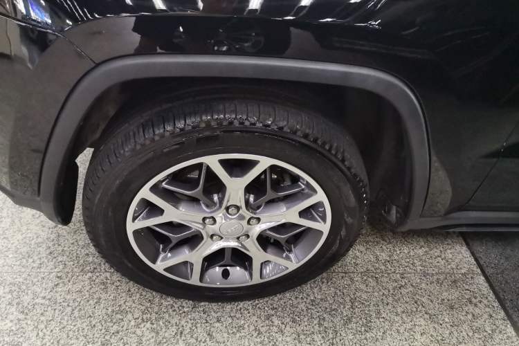 Used Jeep Grand Cherokee 2020 3.0L Elite Navigation Edition Left Front Wheel Hub