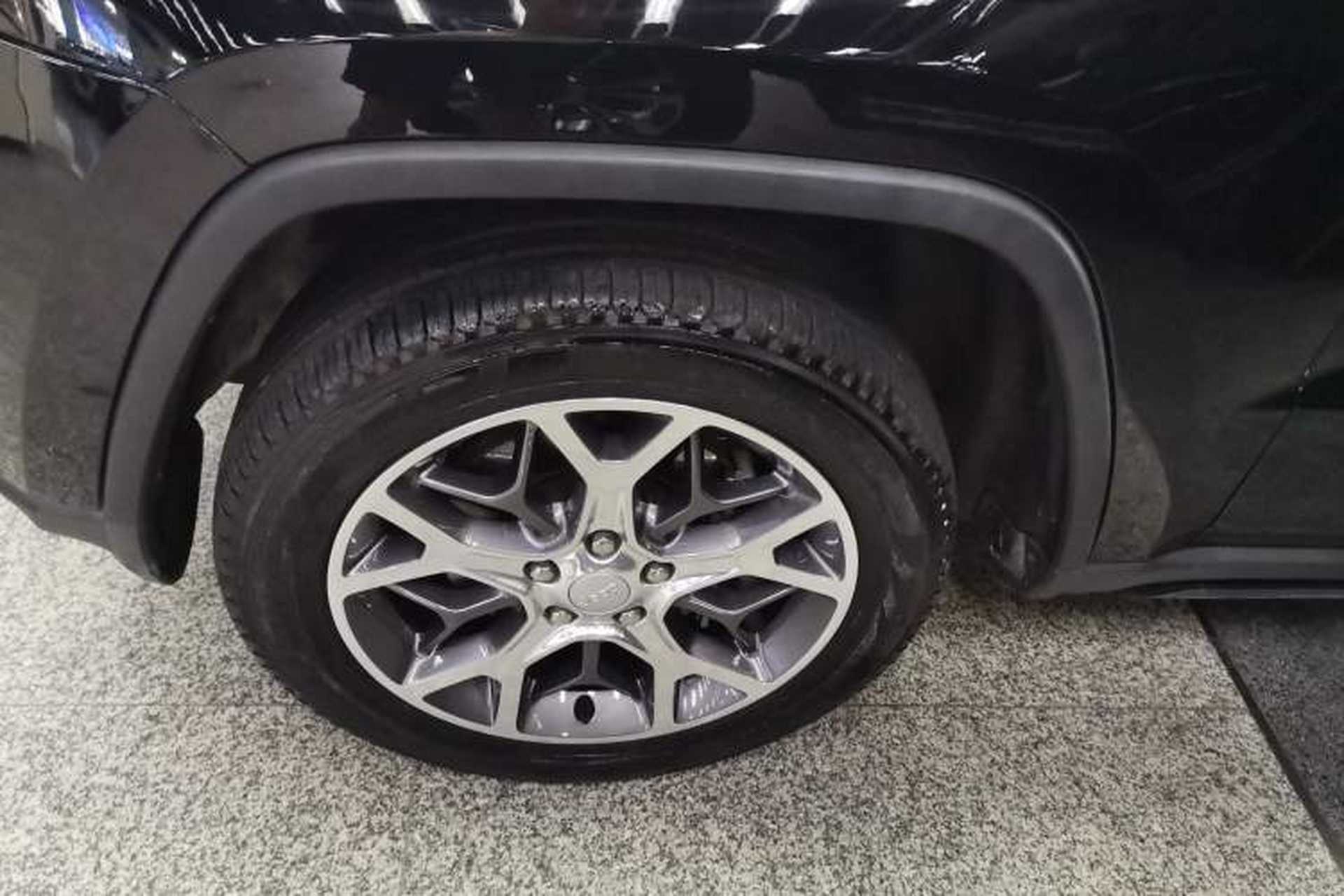 Used Jeep Grand Cherokee 2020 3.0L Elite Navigation Edition Left Front Wheel Hub