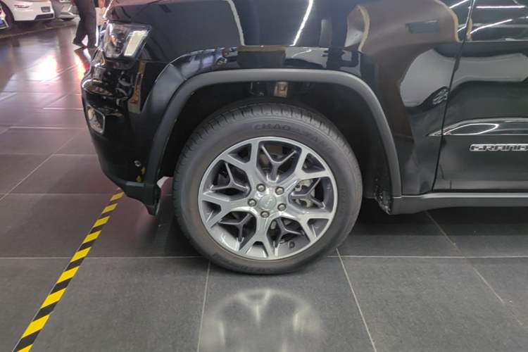 Used Jeep Grand Cherokee 2020 3.0L Elite Navigation Edition Left Front Wheel Hub