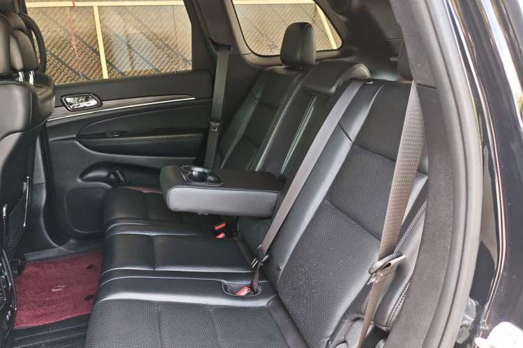 Used Jeep Grand Cherokee 2020 3.0L Elite Navigation Edition Left Rear Seat