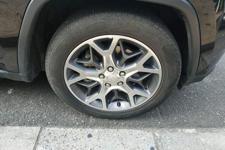 Used Jeep Grand Cherokee 2020 3.0L Elite Navigation Edition Right Front Wheel Hub