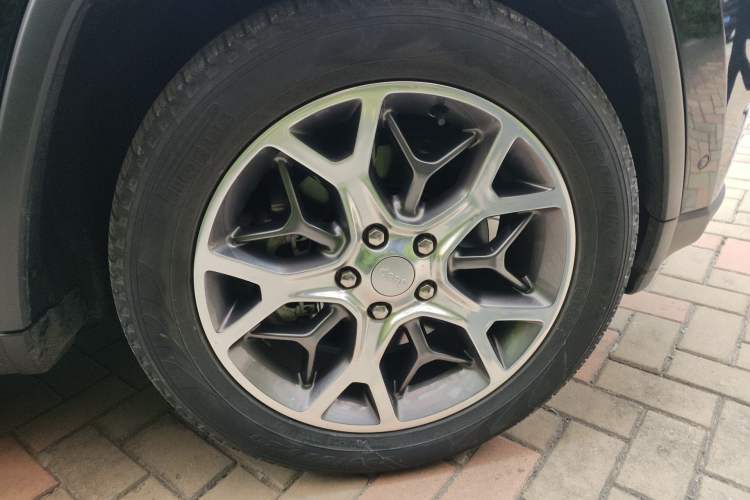 Used Jeep Grand Cherokee 2020 3.0L Elite Navigation Edition Right Front Wheel Hub