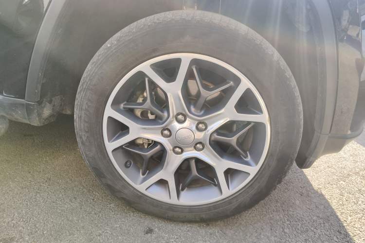 Used Jeep Grand Cherokee 2020 3.6L Elite Navigation Edition Right Front Wheel Hub