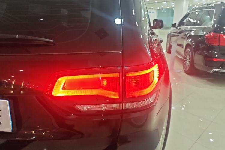 Used Jeep Grand Cherokee 2020 3.0L Elite Navigation Edition Right Rear Taillight