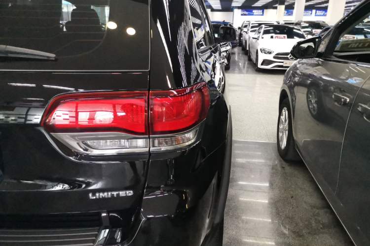 Used Jeep Grand Cherokee 2020 3.0L Elite Navigation Edition Right Rear Taillight