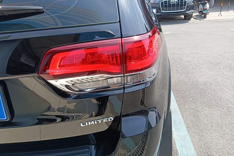 Used Jeep Grand Cherokee 2020 3.0L Elite Navigation Edition Right Rear Taillight