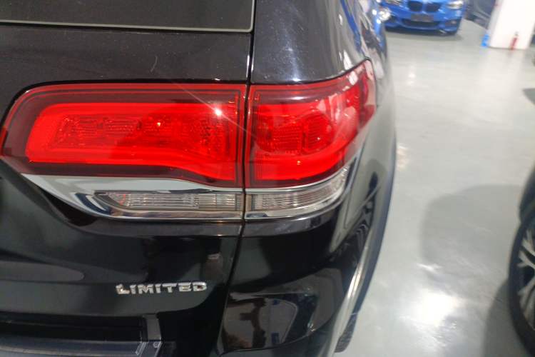Used Jeep Grand Cherokee 2020 3.0L Elite Navigation Edition Right Rear Taillight