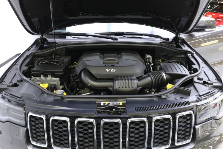 Used Jeep Grand Cherokee 2020 3.0L Elite Navigation Edition Engine Bay