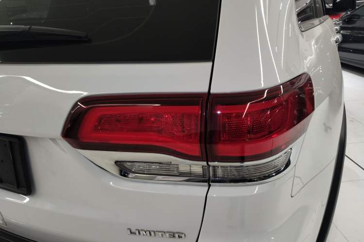 Used Jeep Grand Cherokee 2020 3.0L Elite Navigation Edition Exterior 2