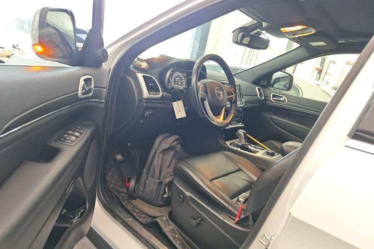 Used Jeep Grand Cherokee 2020 3.0L Elite Navigation Edition Interior 3