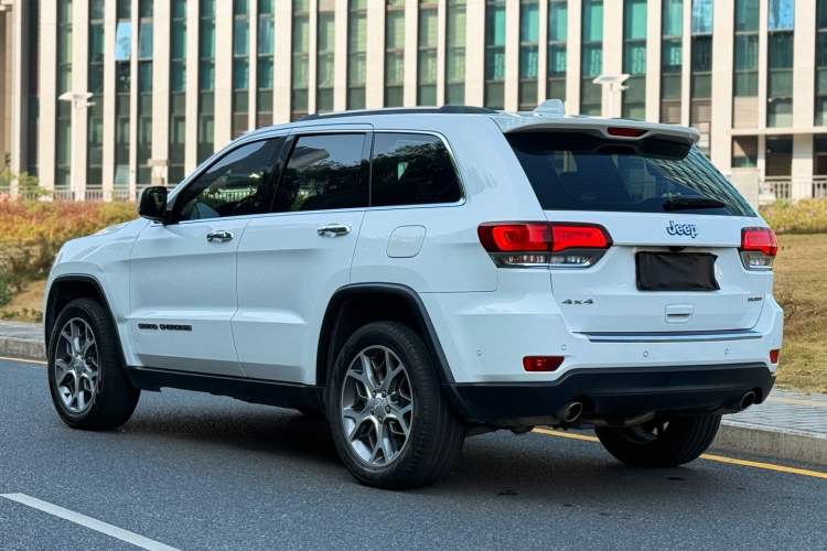 Used Jeep Grand Cherokee 2020 3.0L Elite Navigation Edition Left Side