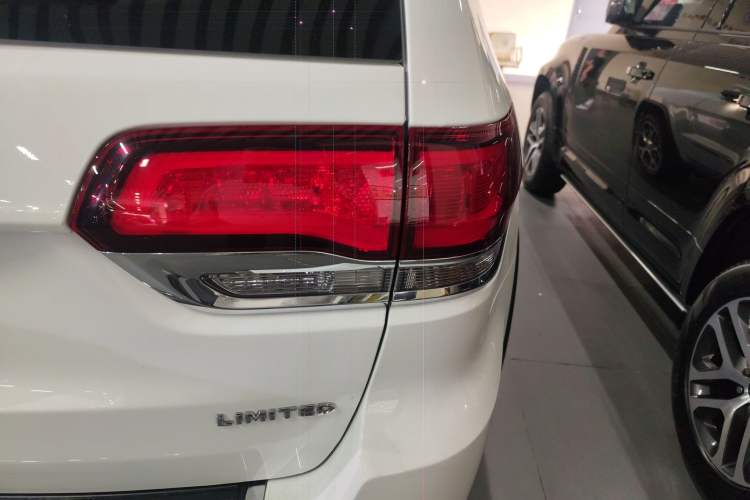 Used Jeep Grand Cherokee 2020 3.0L Elite Navigation Edition Right Rear Taillight