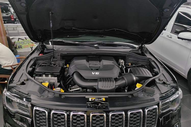 Used Jeep Grand Cherokee 2021 3.0L 80th Anniversary Edition Engine Bay