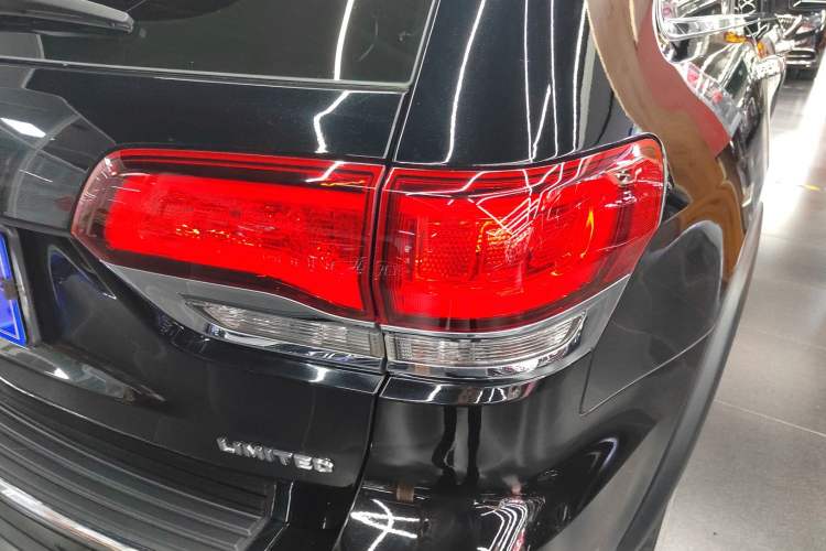 Used Jeep Grand Cherokee 2021 3.0L 80th Anniversary Edition Exterior 3
