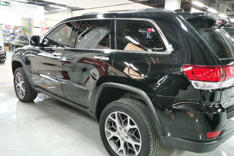 Used Jeep Grand Cherokee 2021 3.0L 80th Anniversary Edition Exterior 3
