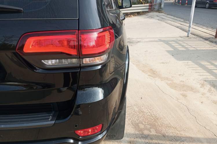 Used Jeep Grand Cherokee 2021 3.0L 80th Anniversary Edition Exterior 6