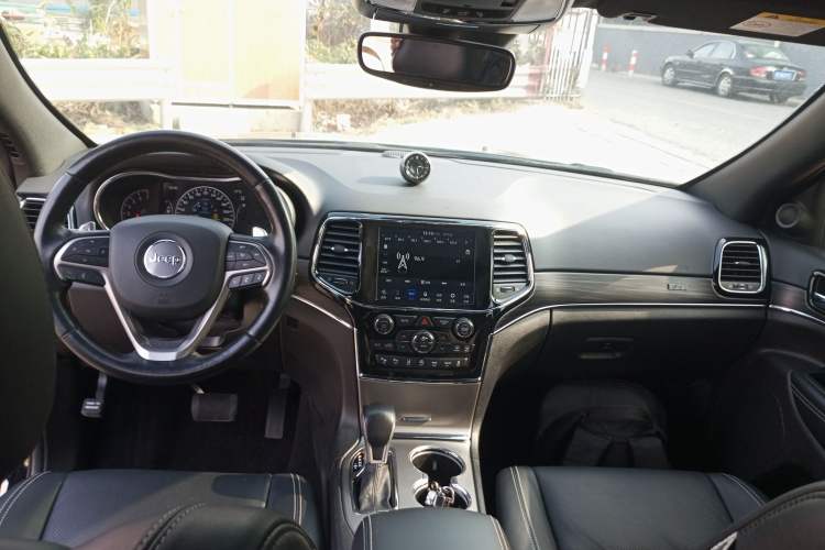 Used Jeep Grand Cherokee 2021 3.0L 80th Anniversary Edition Interior 2