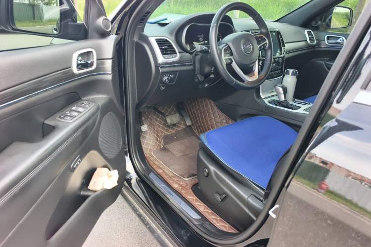 Used Jeep Grand Cherokee 2021 3.0L 80th Anniversary Edition Interior 3