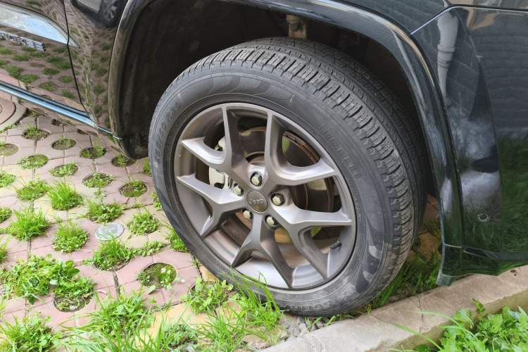 Used Jeep Grand Cherokee 2021 3.0L 80th Anniversary Edition Right Front Wheel Hub