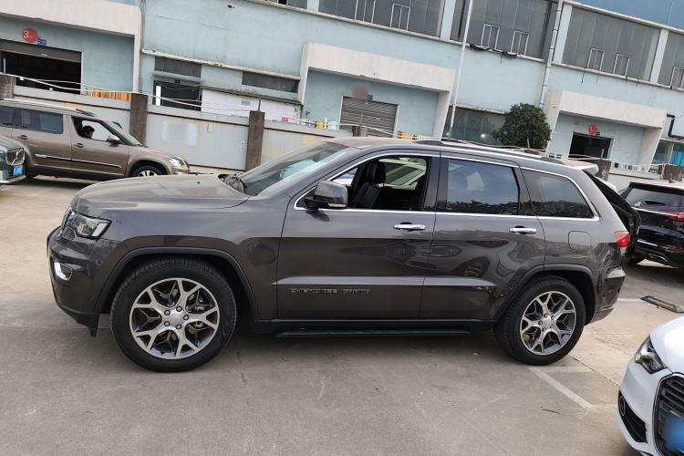 Used Jeep Grand Cherokee 2021 3.0L 80th Anniversary Edition Exterior 3