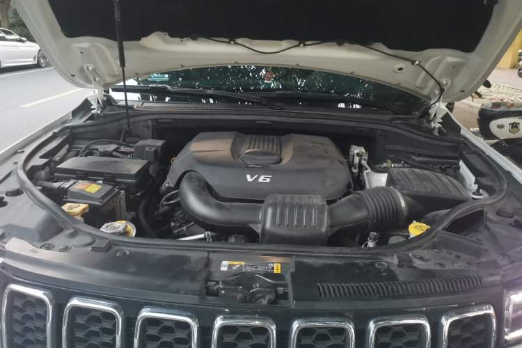 Used Jeep Grand Cherokee 2021 3.0L 80th Anniversary Edition Engine Bay