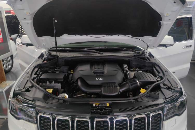 Used Jeep Grand Cherokee 2021 3.0L 80th Anniversary Edition Engine Bay