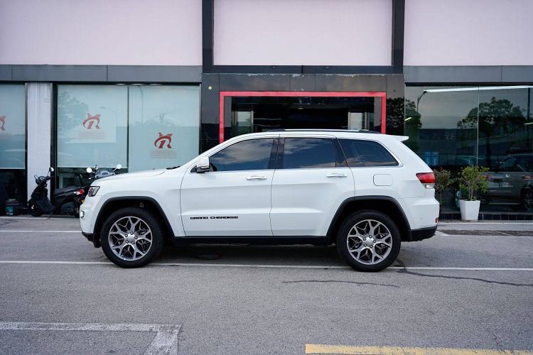 Used Jeep Grand Cherokee 2021 3.0L 80th Anniversary Edition Exterior 3
