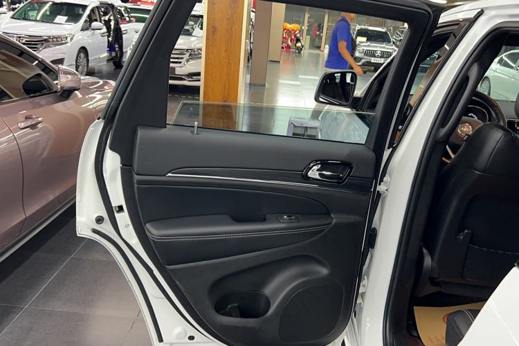 Used Jeep Grand Cherokee 2021 3.0L 80th Anniversary Edition Interior 10