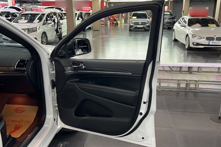 Used Jeep Grand Cherokee 2021 3.0L 80th Anniversary Edition Interior 11
