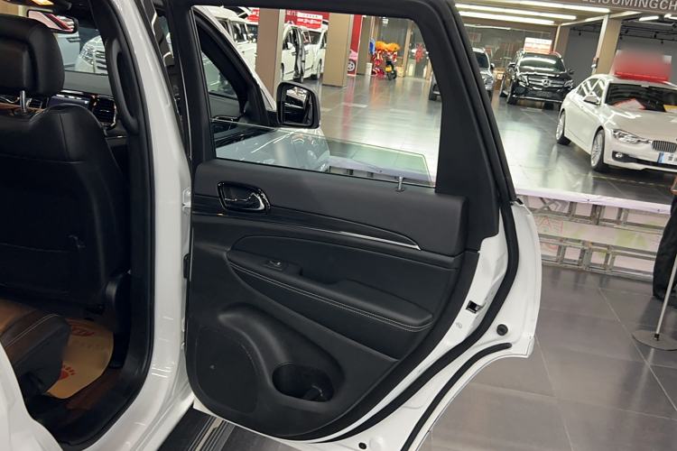 Used Jeep Grand Cherokee 2021 3.0L 80th Anniversary Edition Interior 12