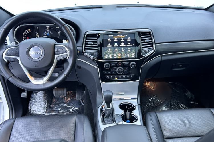 Used Jeep Grand Cherokee 2021 3.0L 80th Anniversary Edition Interior 5