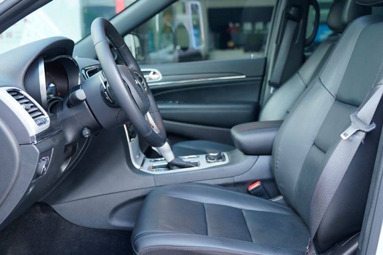 Used Jeep Grand Cherokee 2021 3.0L 80th Anniversary Edition Interior 7