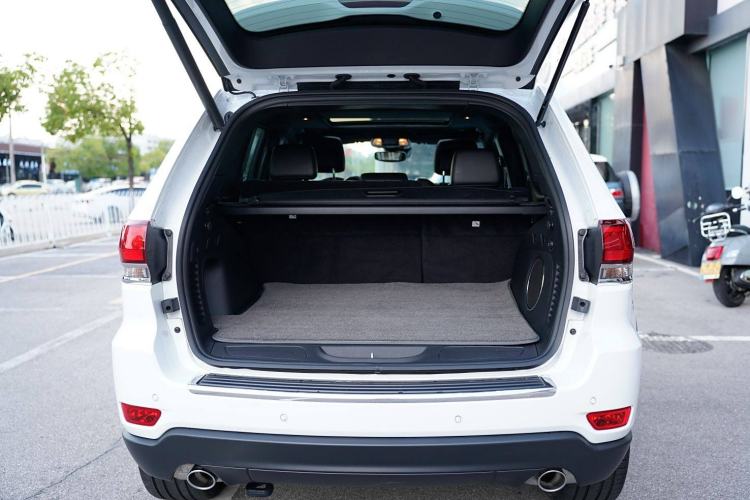 Used Jeep Grand Cherokee 2021 3.0L 80th Anniversary Edition Interior 8