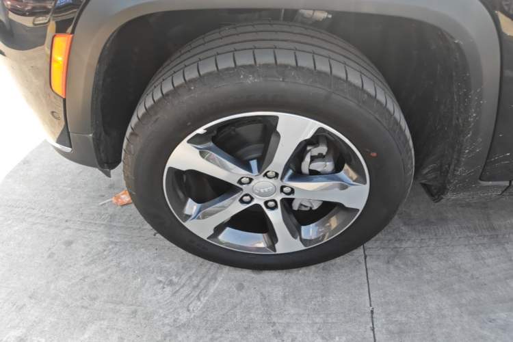 Used Jeep Grand Cherokee New Energy 2023 4xe Summit Edition Left Front Wheel Hub