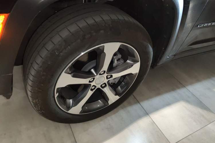 Used Jeep Grand Cherokee New Energy 2024 4xe Peak Edition Left Front Wheel Hub