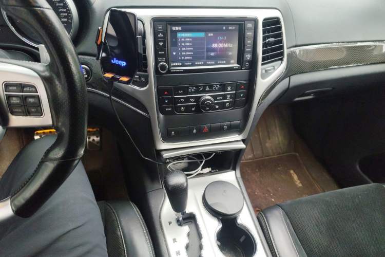 Used Jeep Grand Cherokee SRT 2012 6.4L SRT8 Audio And AC Panel