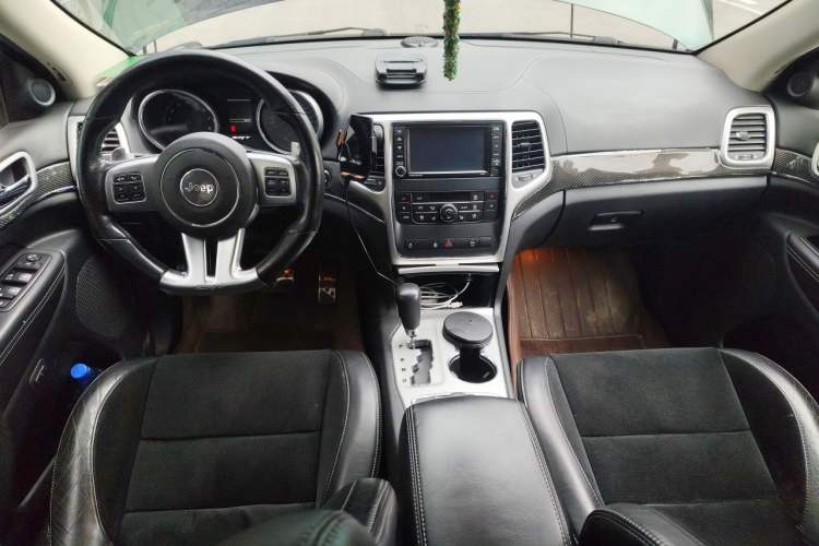Used Jeep Grand Cherokee SRT 2012 6.4L SRT8 Center Console