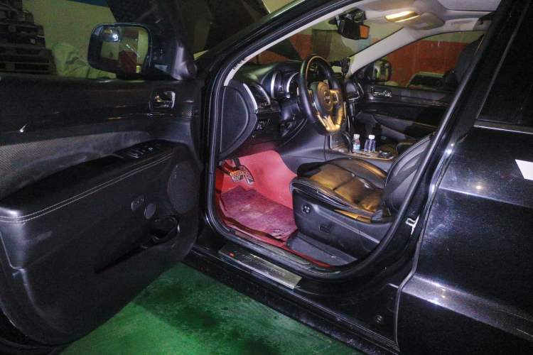 Used Jeep Grand Cherokee SRT 2012 6.4L SRT8 Driver Seat