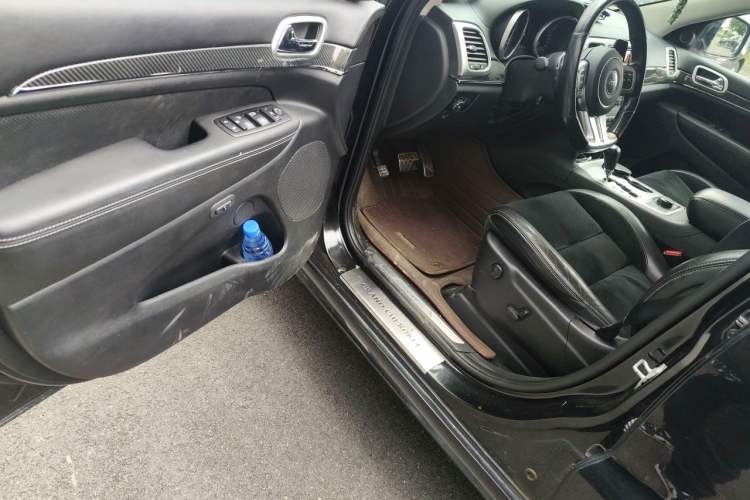 Used Jeep Grand Cherokee SRT 2012 6.4L SRT8 Driver Seat