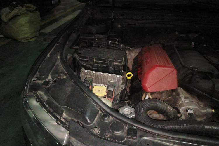 Used Jeep Grand Cherokee SRT 2012 6.4L SRT8 Engine Bay Right