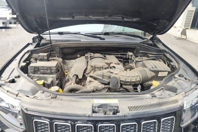 Used Jeep Grand Cherokee SRT 2012 6.4L SRT8 Engine Bay