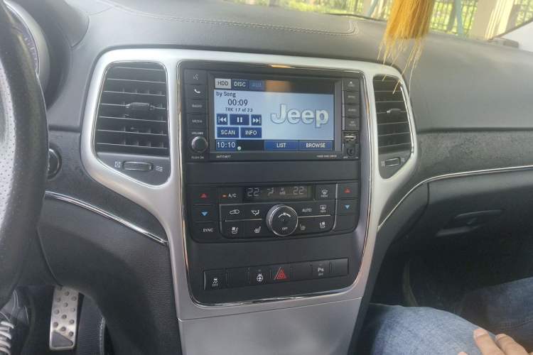 Used Jeep Grand Cherokee SRT 2012 6.4L SRT8 Audio And AC Panel