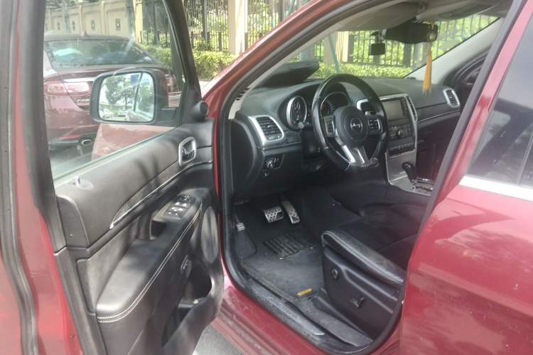 Used Jeep Grand Cherokee SRT 2012 6.4L SRT8 Driver Seat