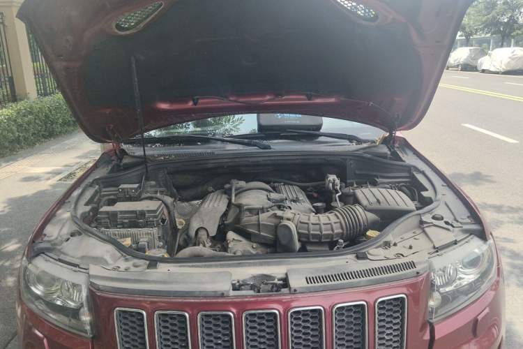 Used Jeep Grand Cherokee SRT 2012 6.4L SRT8 Engine Bay