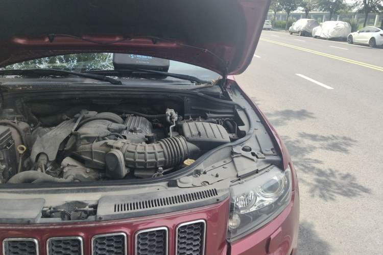 Used Jeep Grand Cherokee SRT 2012 6.4L SRT8 Engine Bay Left