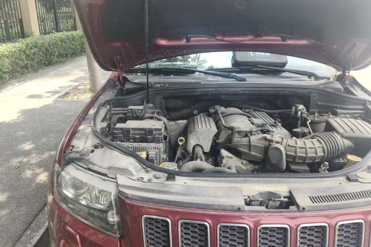 Used Jeep Grand Cherokee SRT 2012 6.4L SRT8 Engine Bay Right